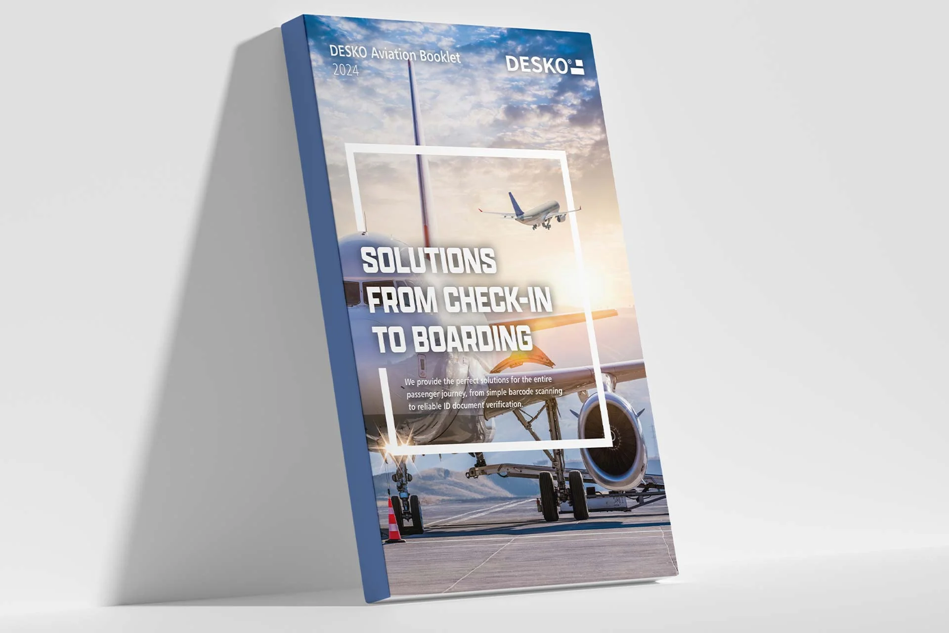 Portada inclinada del folleto DESKO Aviation 2024 con aviones en la puerta de embarque y el t&iacute;tulo "Soluciones desde la facturaci&oacute;n hasta el embarque".