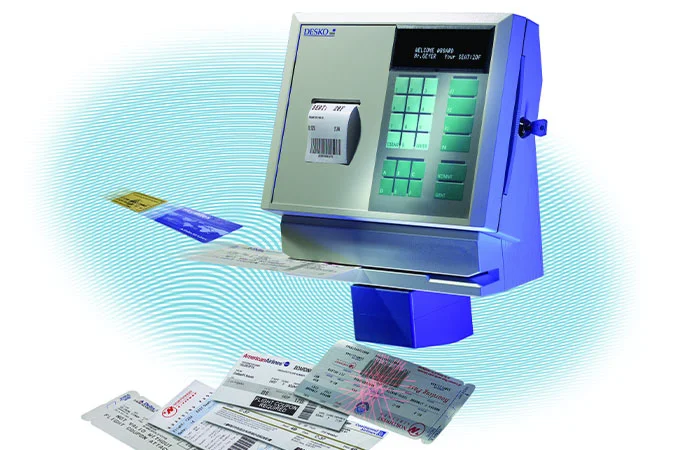 Historisches DESKO Pr&uuml;fterminal mit Tastenfeld und Drucker, liest Ausweise und Karten zur Identit&auml;tskontrolle.