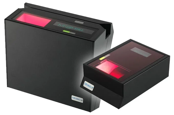 Zwei DESKO Dokumentenleser zur automatisierten Pr&uuml;fung von P&auml;ssen und Ausweisen, kompakte Ger&auml;te f&uuml;r ID-Authentifizierung.