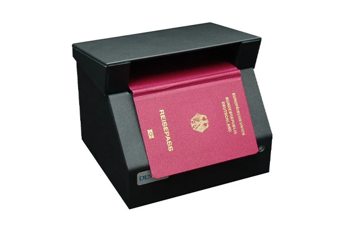 DESKO Dokumentenleser mit eingelegtem deutschem Reisepass, Ger&auml;t zur automatisierten Pass- und ID-Pr&uuml;fung.