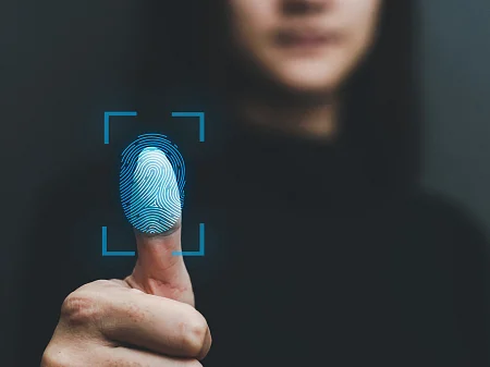 Der Daumenabdruck einer Frau