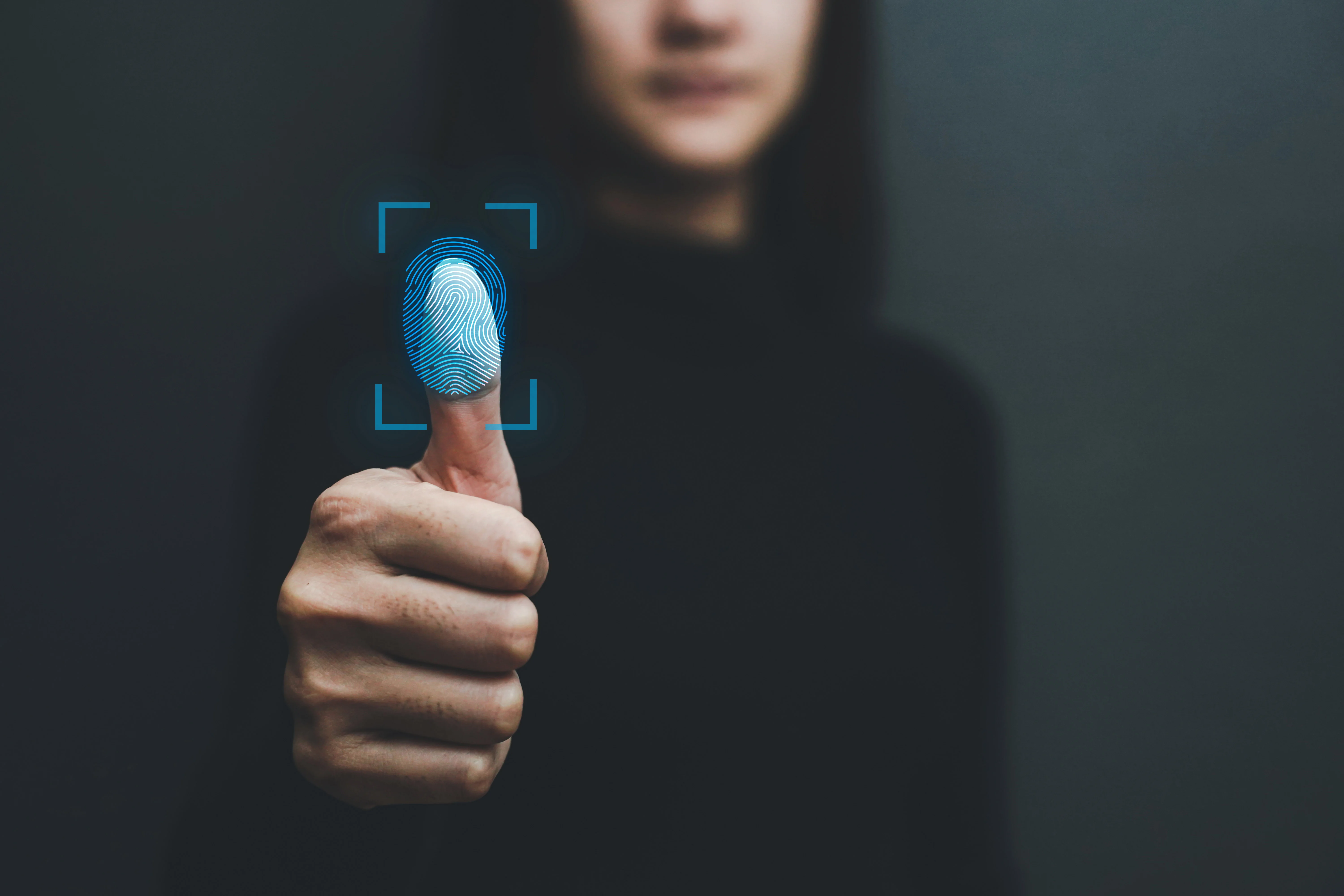Nahaufnahme eines Fingers mit digital hervorgehobenen Fingerabdruck.