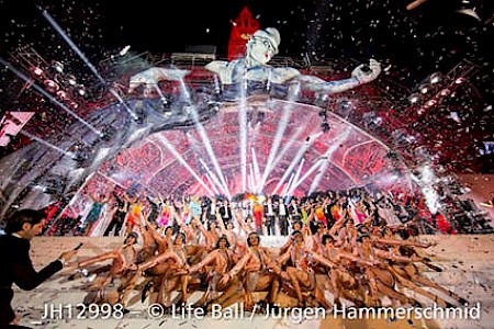 DESKO unterstützt Life Ball in Wien mit IDenty chrom Durchzugslesern