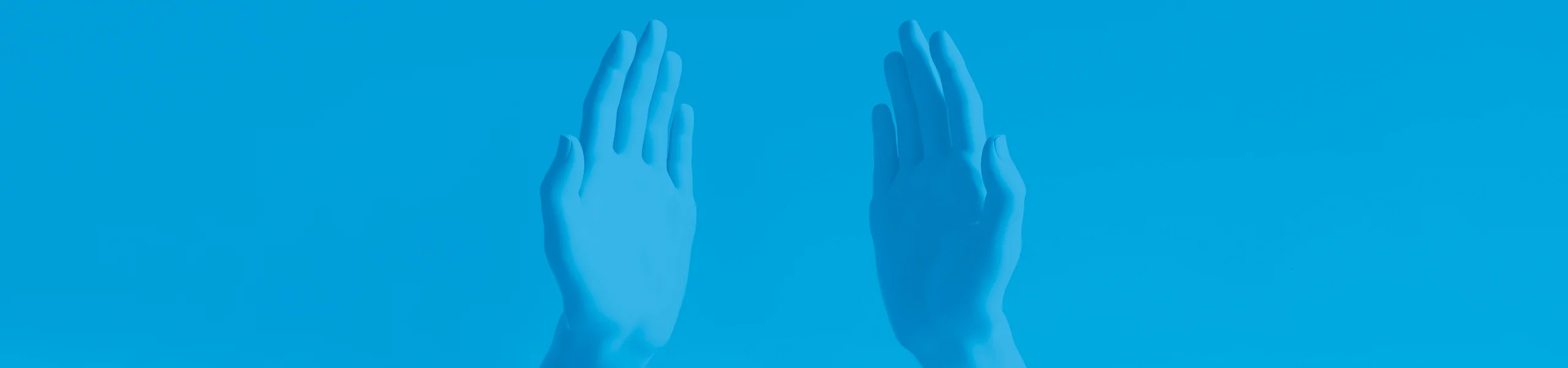 Dos agujas estilizadas, ligeramente transparentes y de color azul, aparecen en imagen especular sobre un fondo azul monocromo.