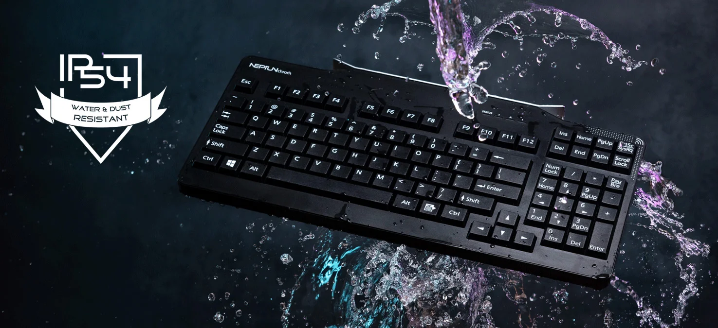Le clavier d'ordinateur noir est entour&eacute; d'&eacute;claboussures d'eau, sur un fond sombre avec une indication de protection contre l'eau et la poussi&egrave;re IP54.
