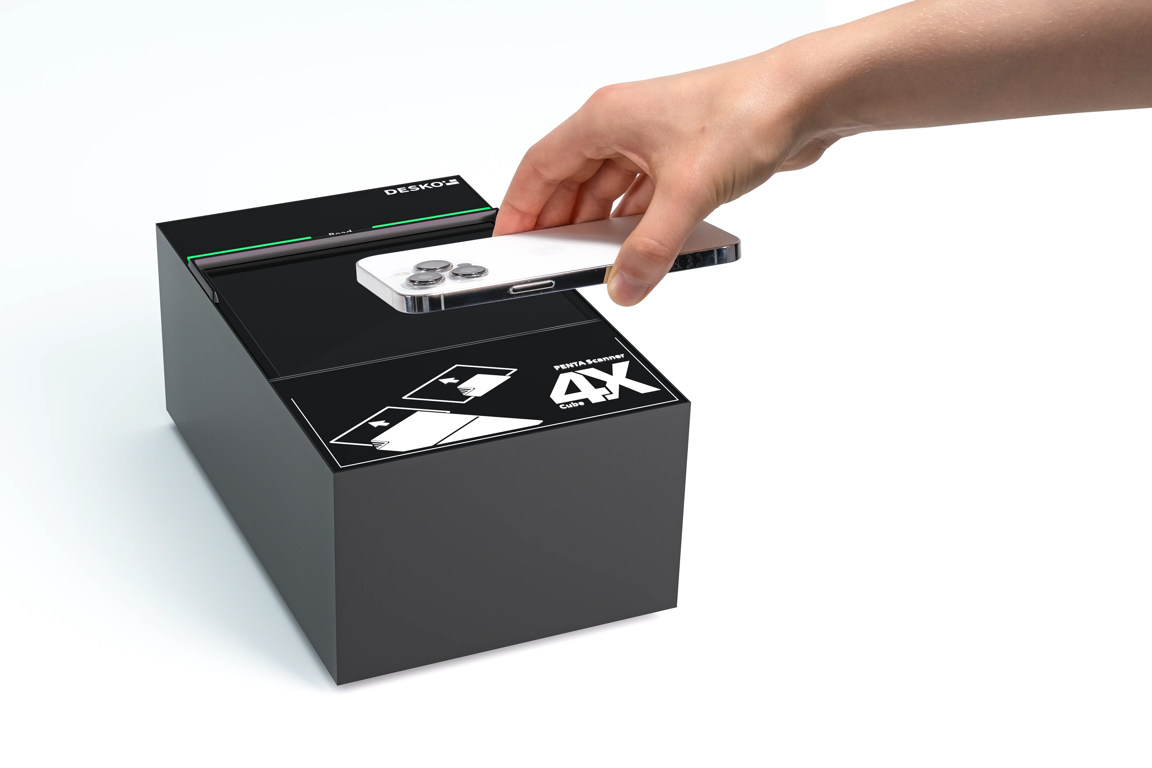 La main tient un smartphone au-dessus du scanner noir DESKO PENTA 4X pour une v&eacute;rification d'identit&eacute; NFC sans contact.