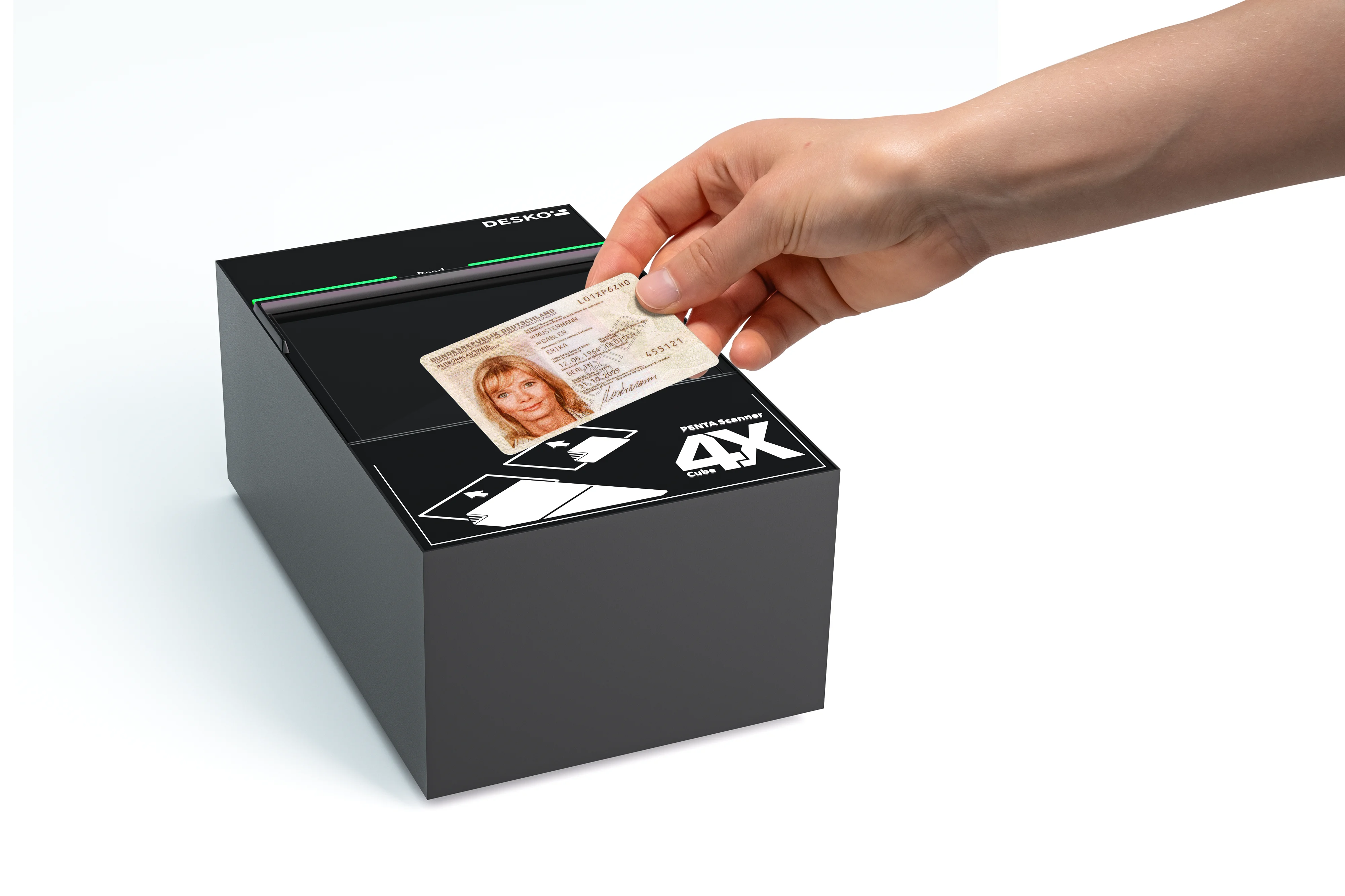 La main pose la carte d'identit&eacute; sur le scanner noir DESKO PENTA avec le marquage 4X sur fond blanc.