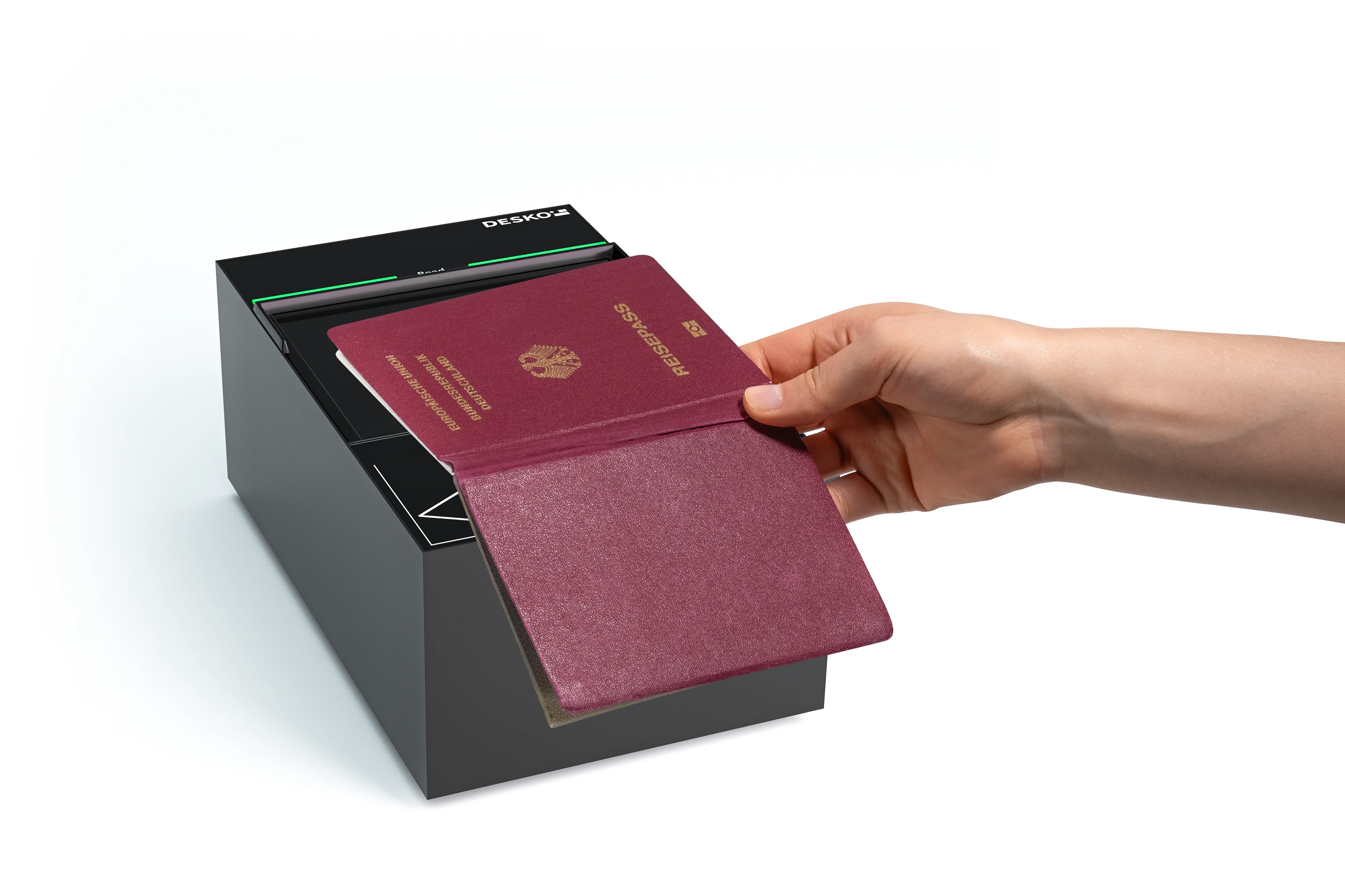 La main pose le passeport bordeaux ouvert sur le scanner noir DESKO PENTA avec des bandes de LED bleues lumineuses.
