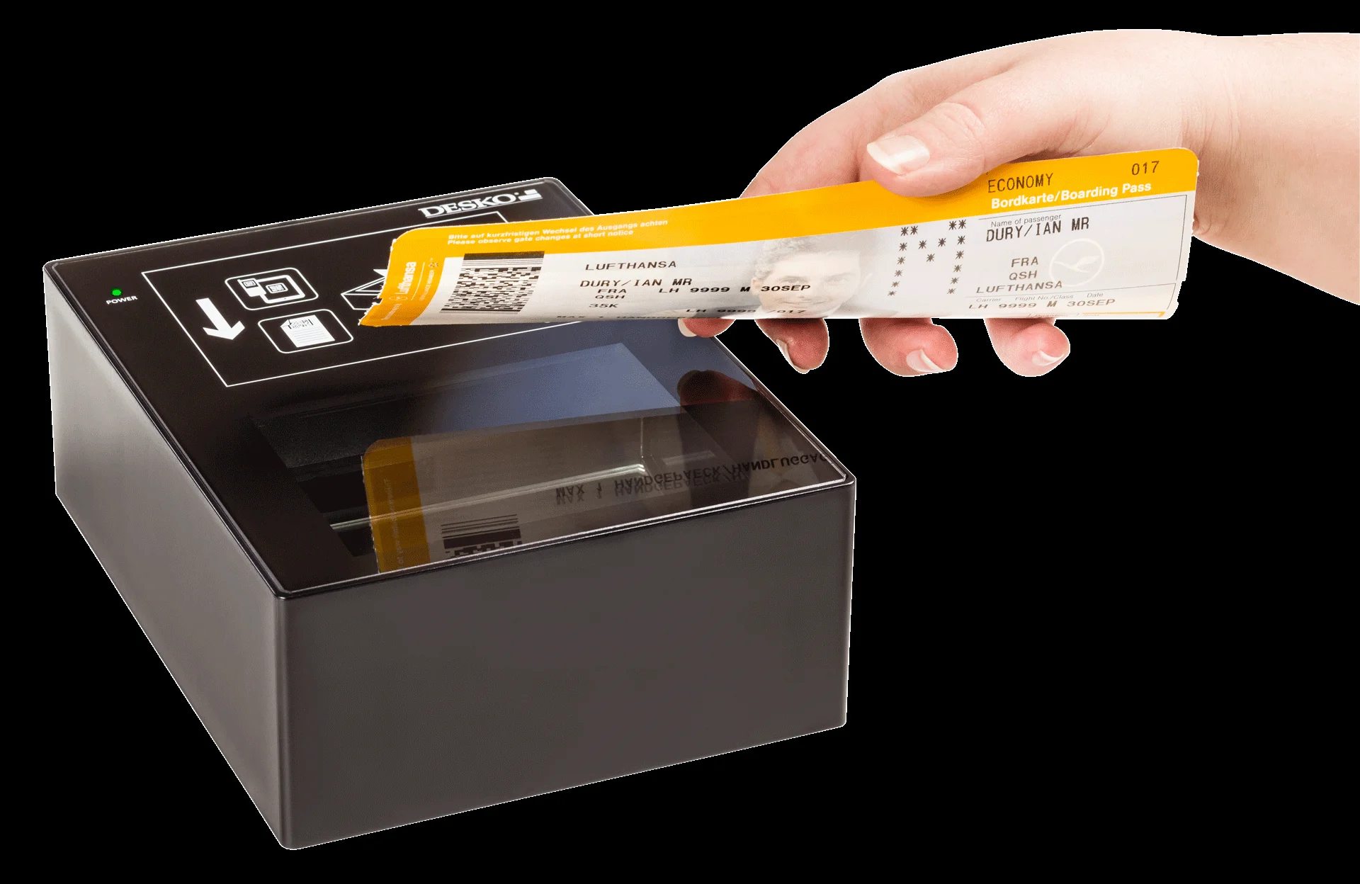 Hand h&auml;lt gelbe Bordkarte &uuml;ber einem kompakten DESKO-Dokumentenscanner mit Glasfl&auml;che.
