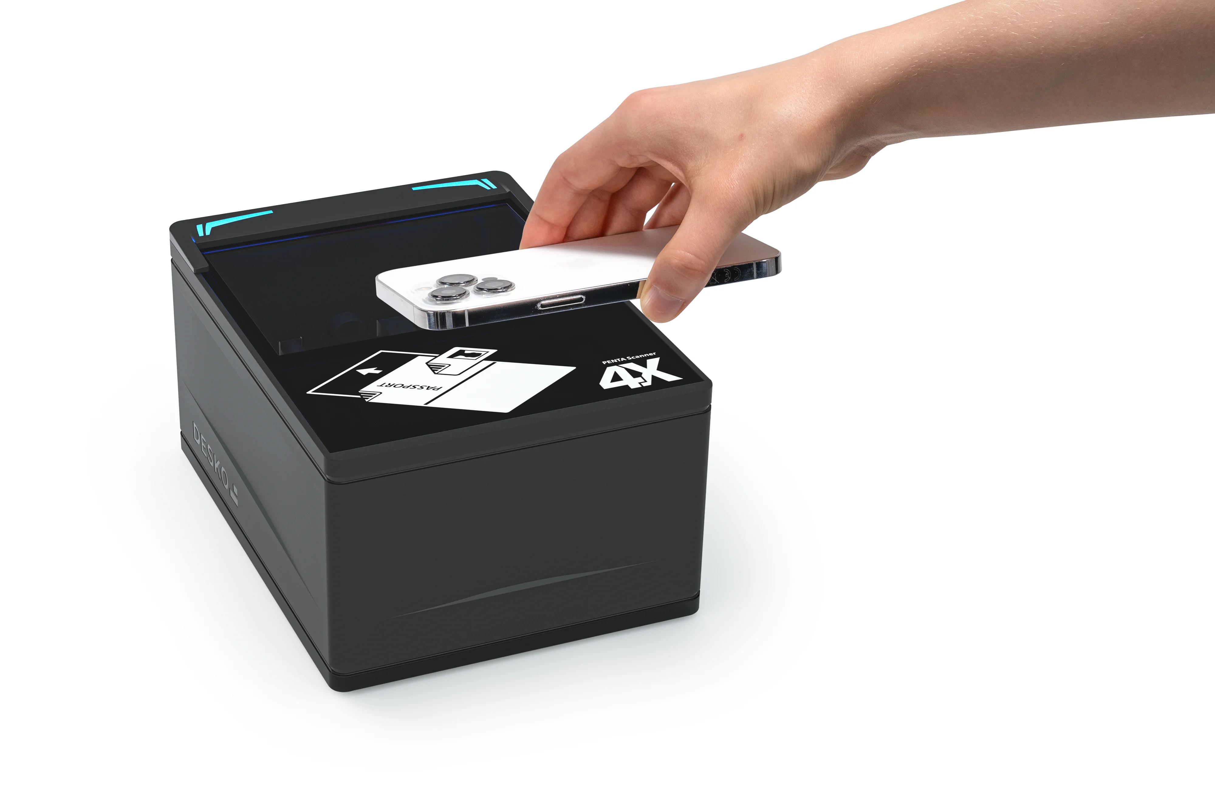 Hand h&auml;lt ein Smartphone &uuml;ber einen schwarzen DESKO PENTA Scanner 4X, bereit zur kontaktlosen NFC-Pr&uuml;fung digitaler Ausweisdaten.