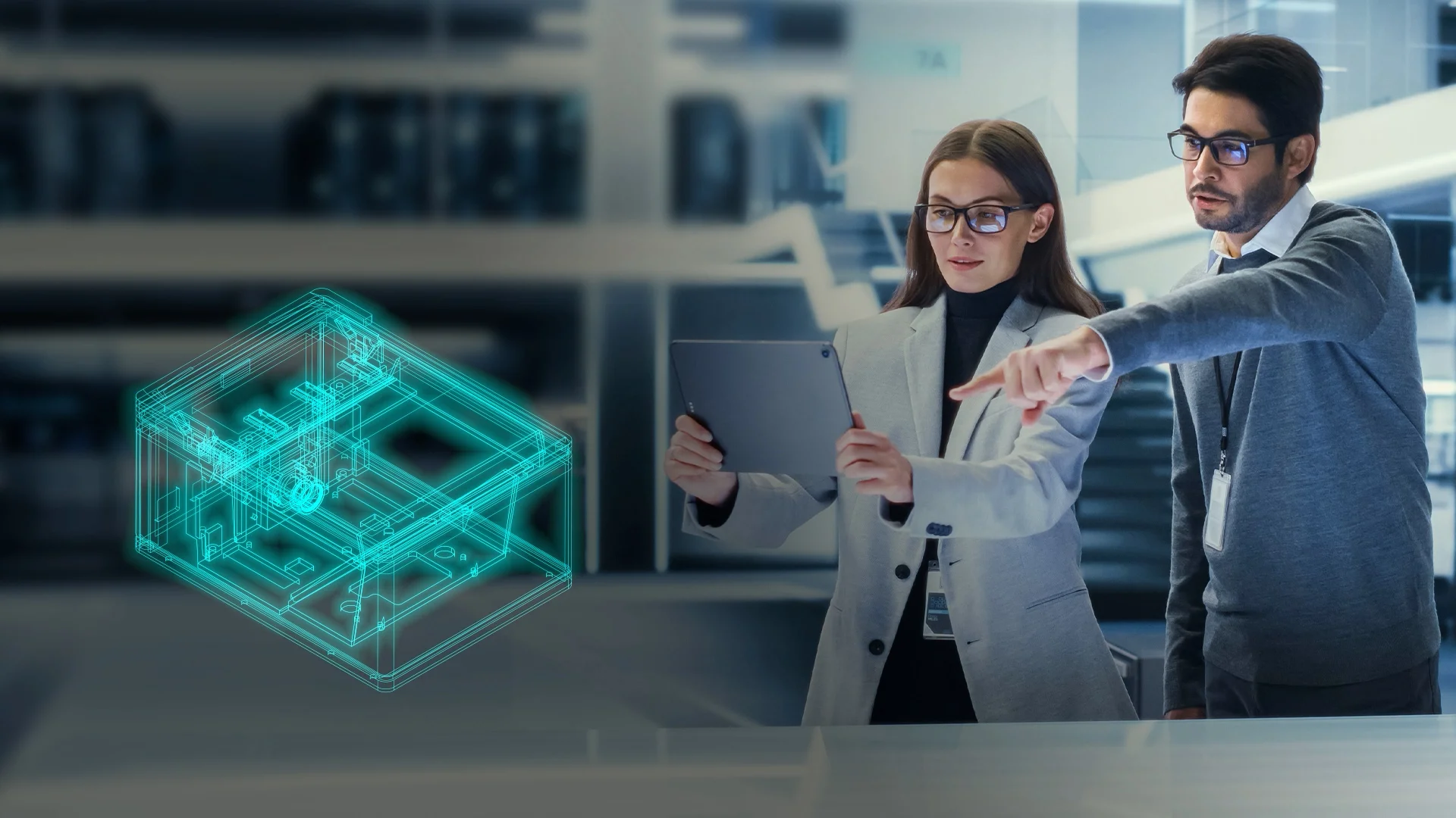Zwei Fachkr&auml;fte mit Brille analysieren auf einem Tablet ein digitales 3D-Modell eines technischen Ger&auml;ts in moderner Arbeitsumgebung.