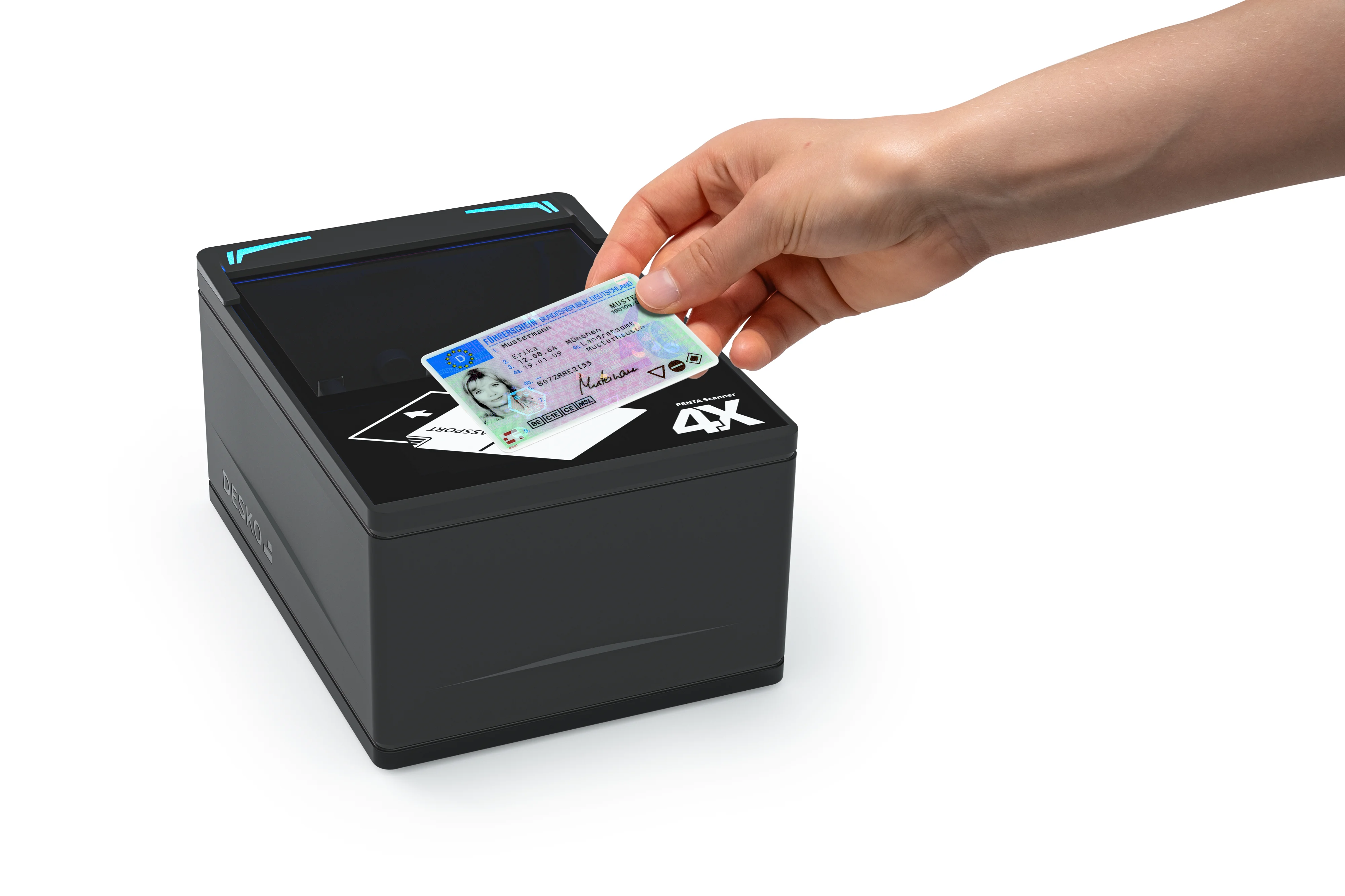 Hand legt einen deutschen F&uuml;hrerschein auf den schwarzen DESKO PENTA Scanner 4X mit sichtbaren blauen LED-Lichtleisten.