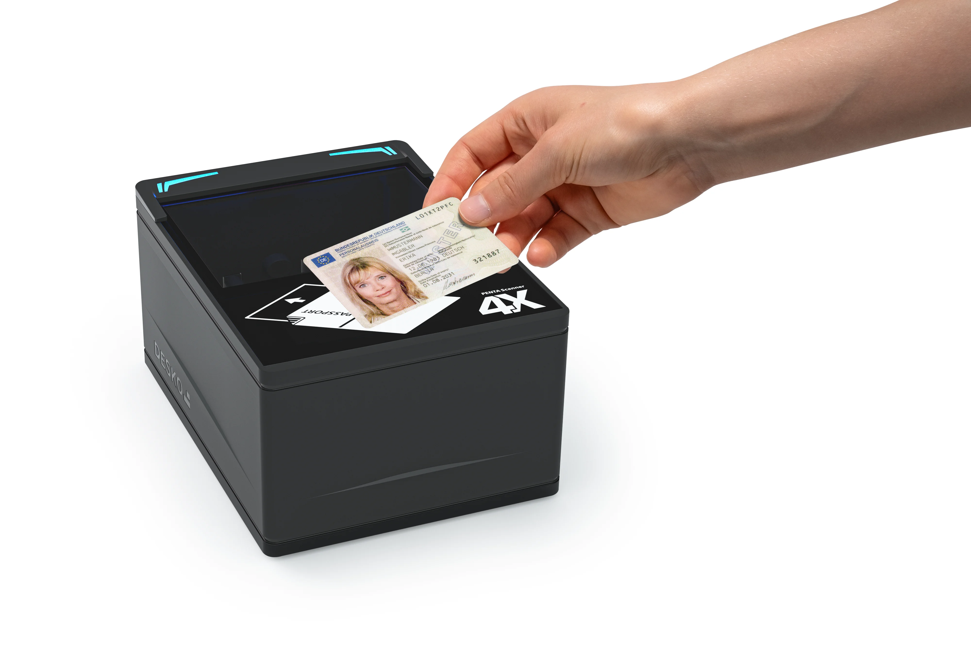 Hand legt Personalausweis auf schwarzen DESKO PENTA Scanner mit 4X-Kennzeichnung auf wei&szlig;em Hintergrund.