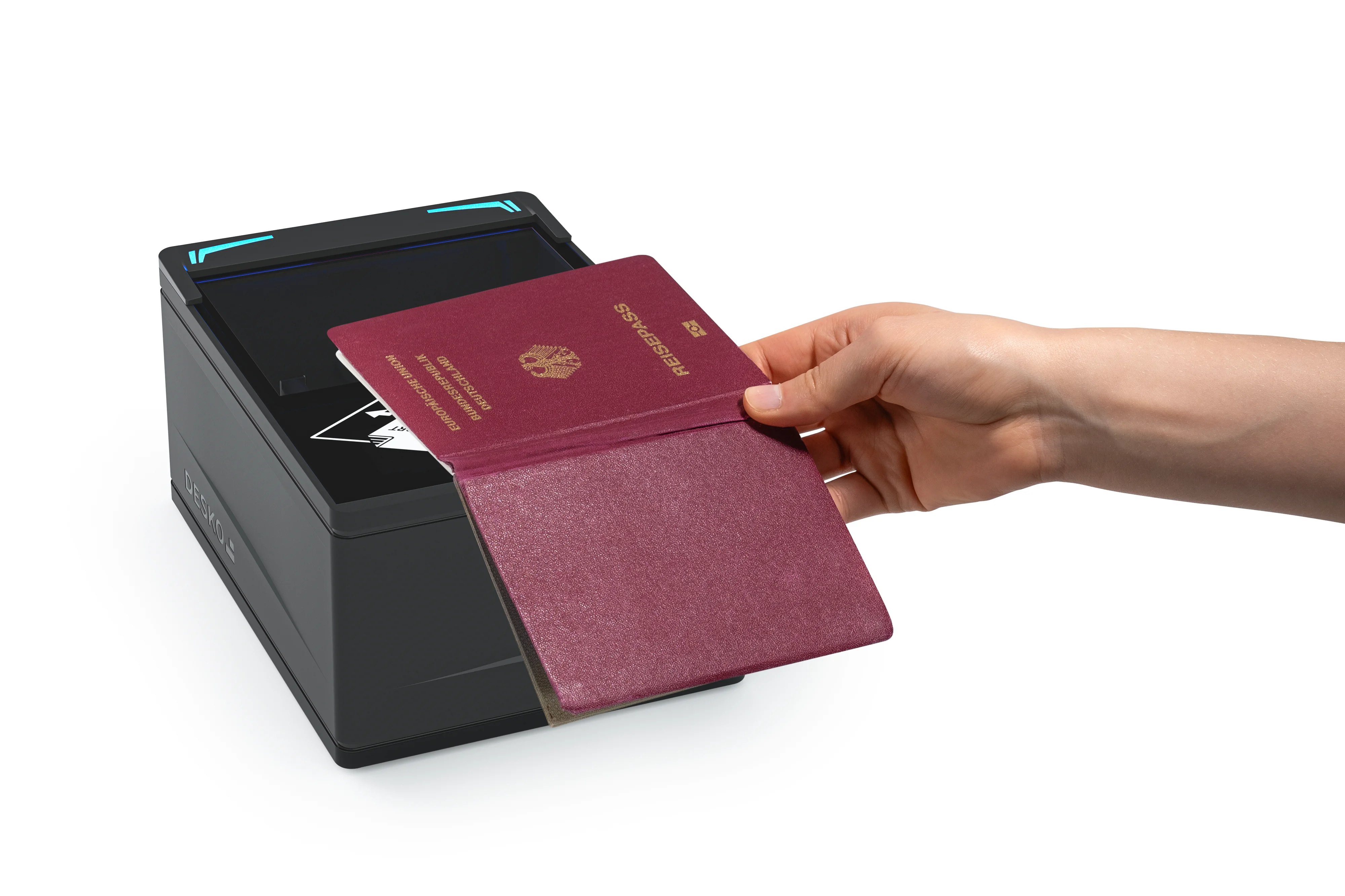 Hand legt aufgeklappten bordeauxroten Reisepass auf schwarzen DESKO PENTA Scanner mit leuchtenden blauen LED-Streifen.