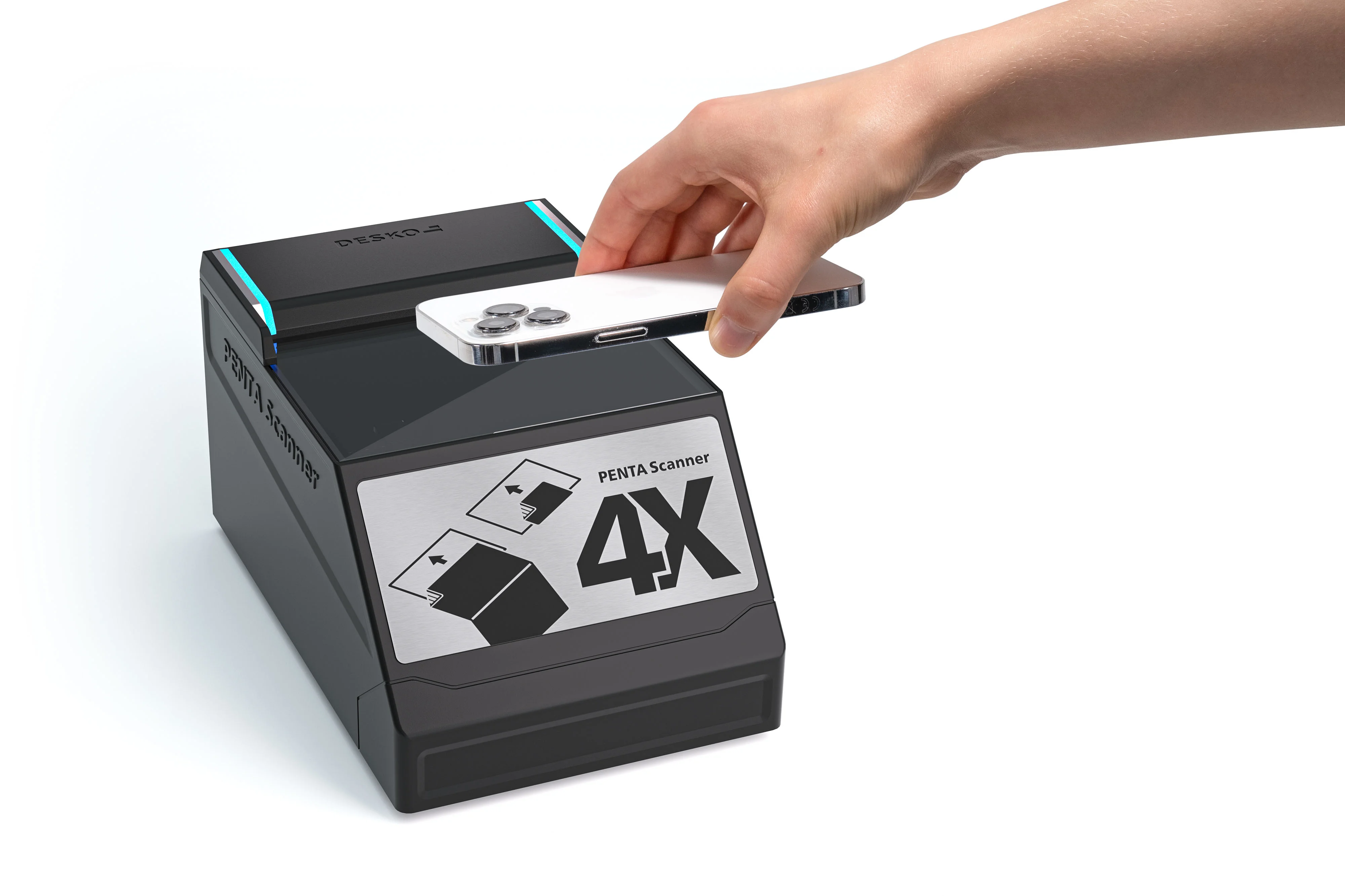 La main tient un smartphone au-dessus du scanner noir DESKO PENTA 4X pour une v&eacute;rification d'identit&eacute; NFC sans contact.