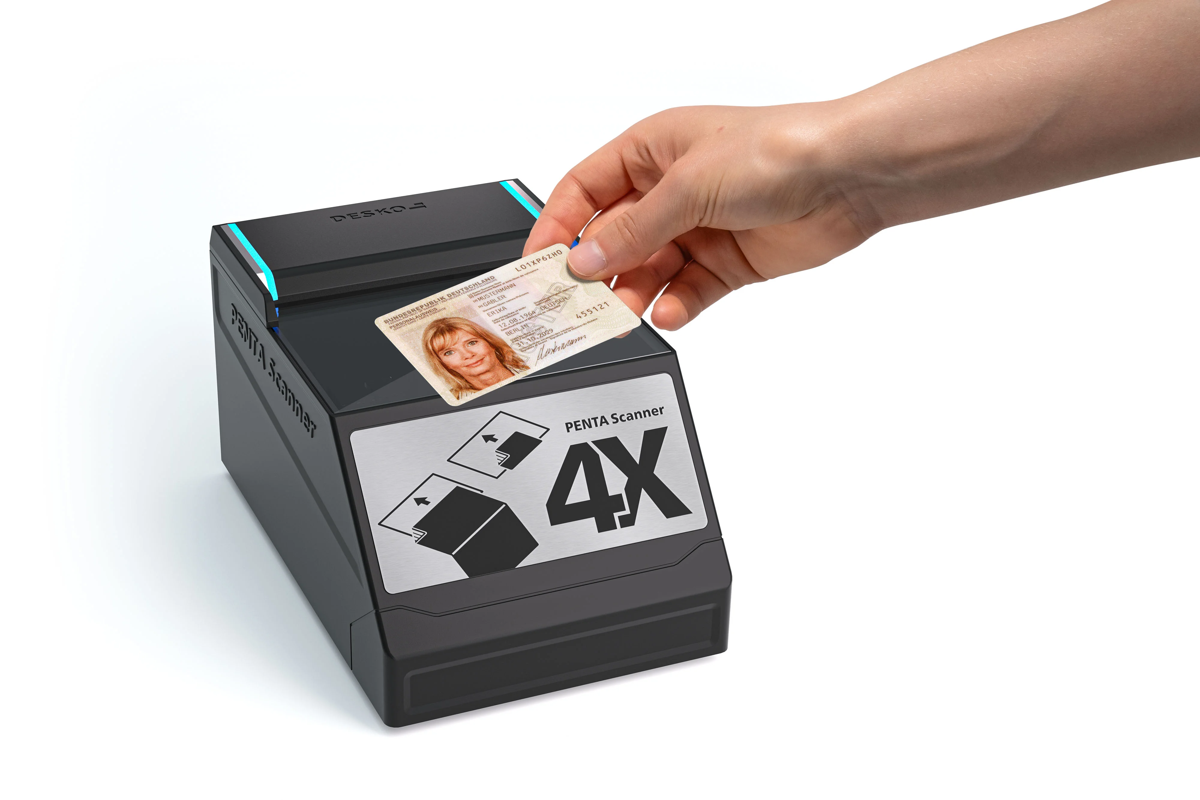 La main pose la carte d'identit&eacute; sur le scanner noir DESKO PENTA avec le marquage 4X sur fond blanc.