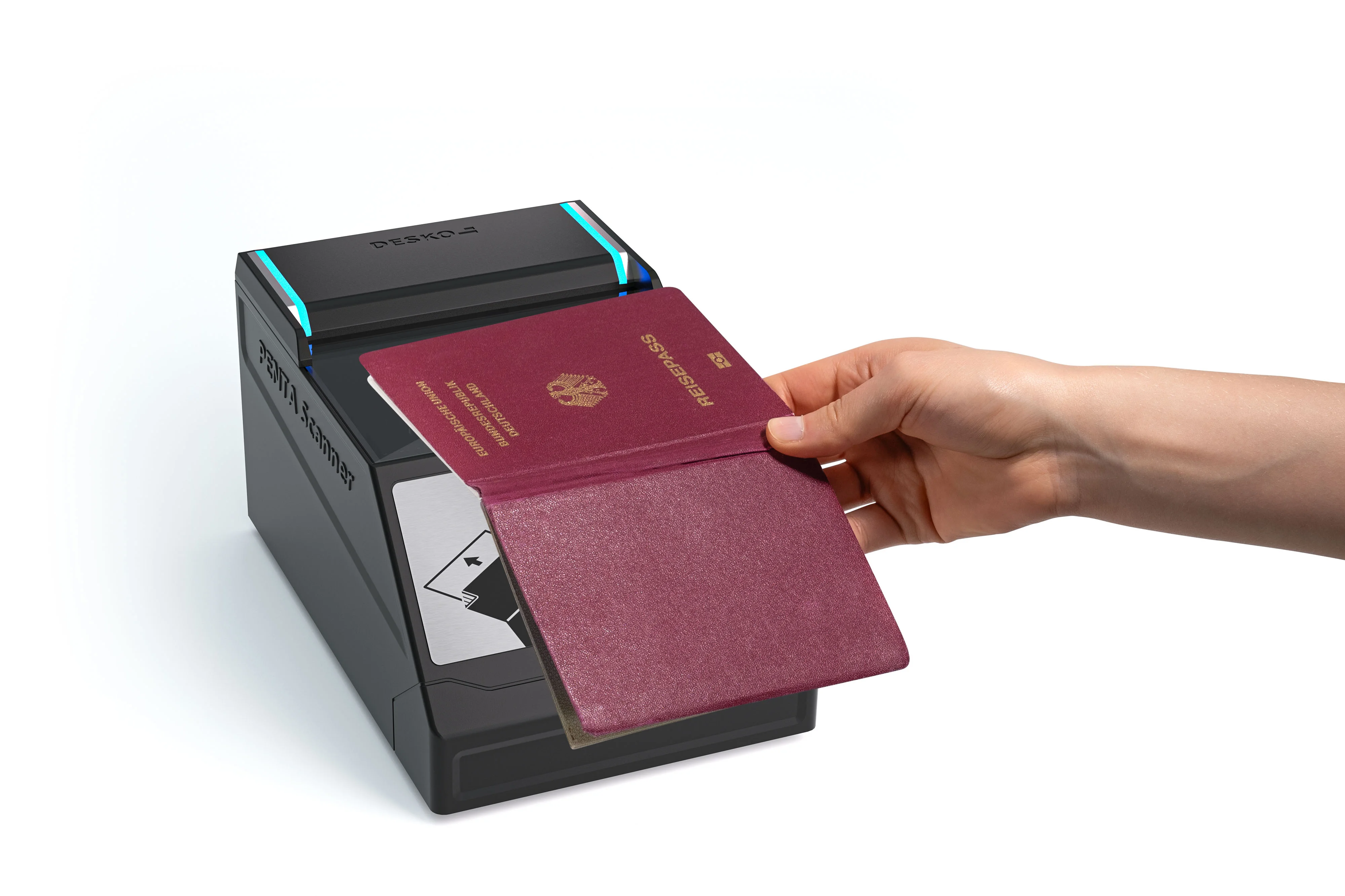 La main pose le passeport bordeaux ouvert sur le scanner noir DESKO PENTA avec des bandes de LED bleues lumineuses.
