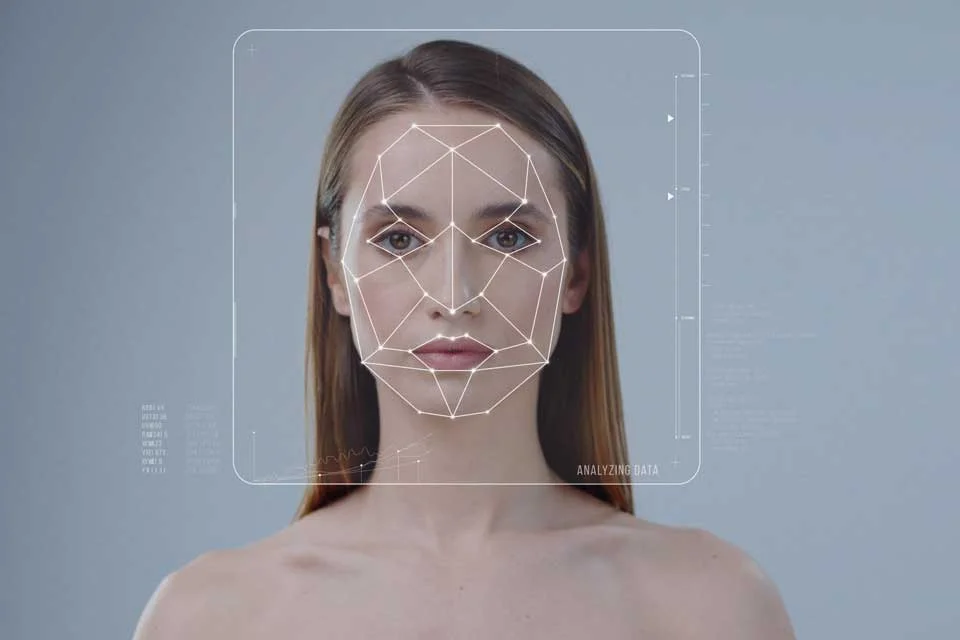 Portr&auml;t einer Frau mit neutralem Blick, &uuml;berlagert von grafischen Linien zur biometrischen Gesichtsanalyse.