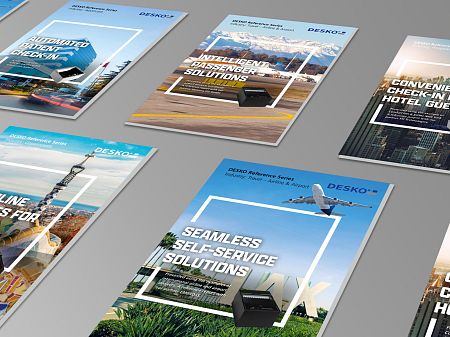 Brochures DESKO présentées en oblique avec des thèmes de référence tels que l'enregistrement, le libre-service et les solutions pour les passagers sur fond gris.