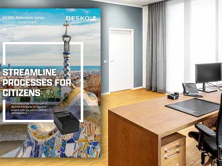 Bureau moderne avec bureau, écran et téléphone, à côté d'un grand poster sur les processus administratifs numériques pour les citoyens.