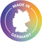 Kreisf&ouml;rmiger Regenbogen-Farbverlauf mit ausgeschnittener Deutschland-Silhouette und umlaufender Beschriftung &bdquo;MADE IN GERMANY&ldquo;.