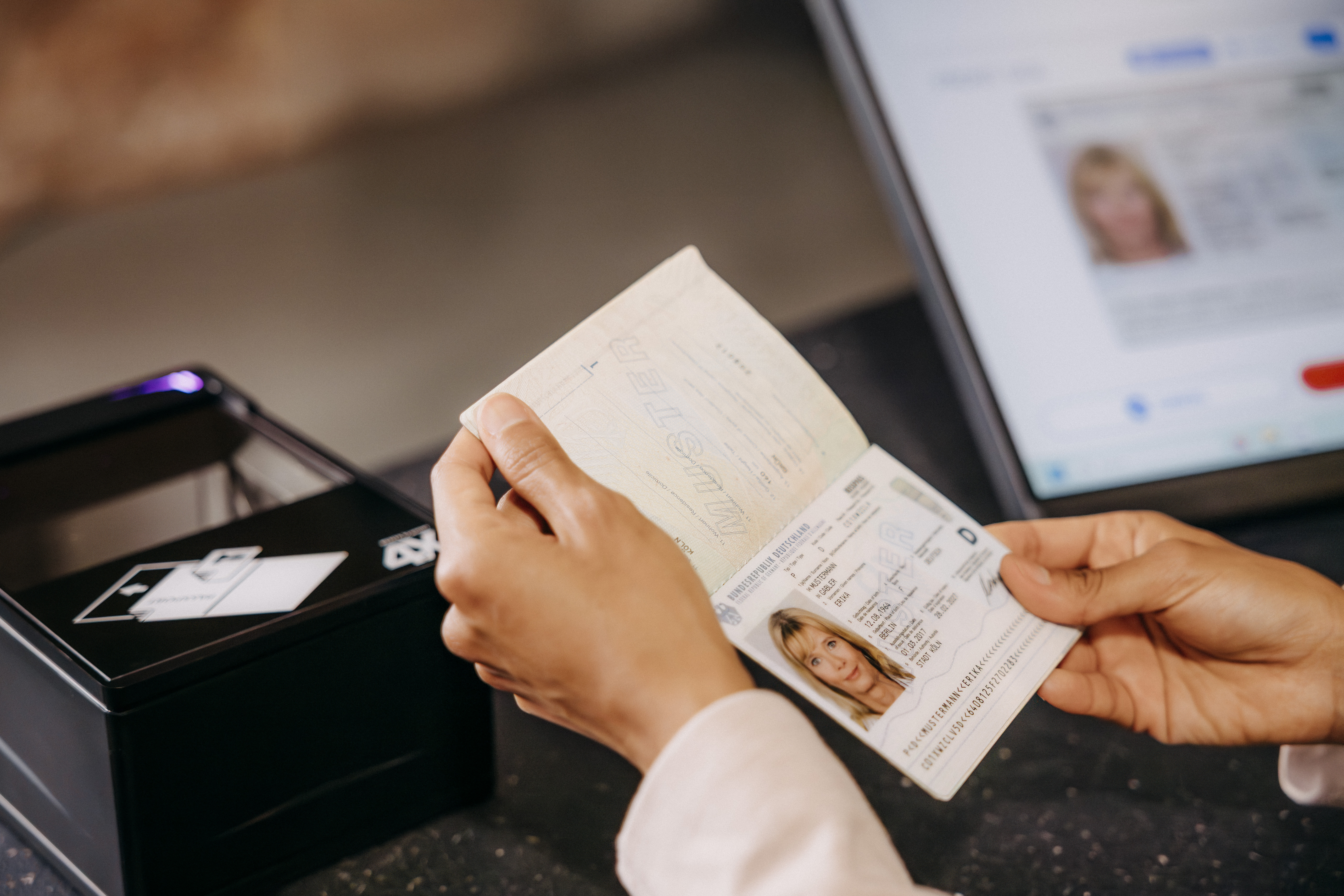 Vérification d'un document d'identité avec DESKO ID Analyze
