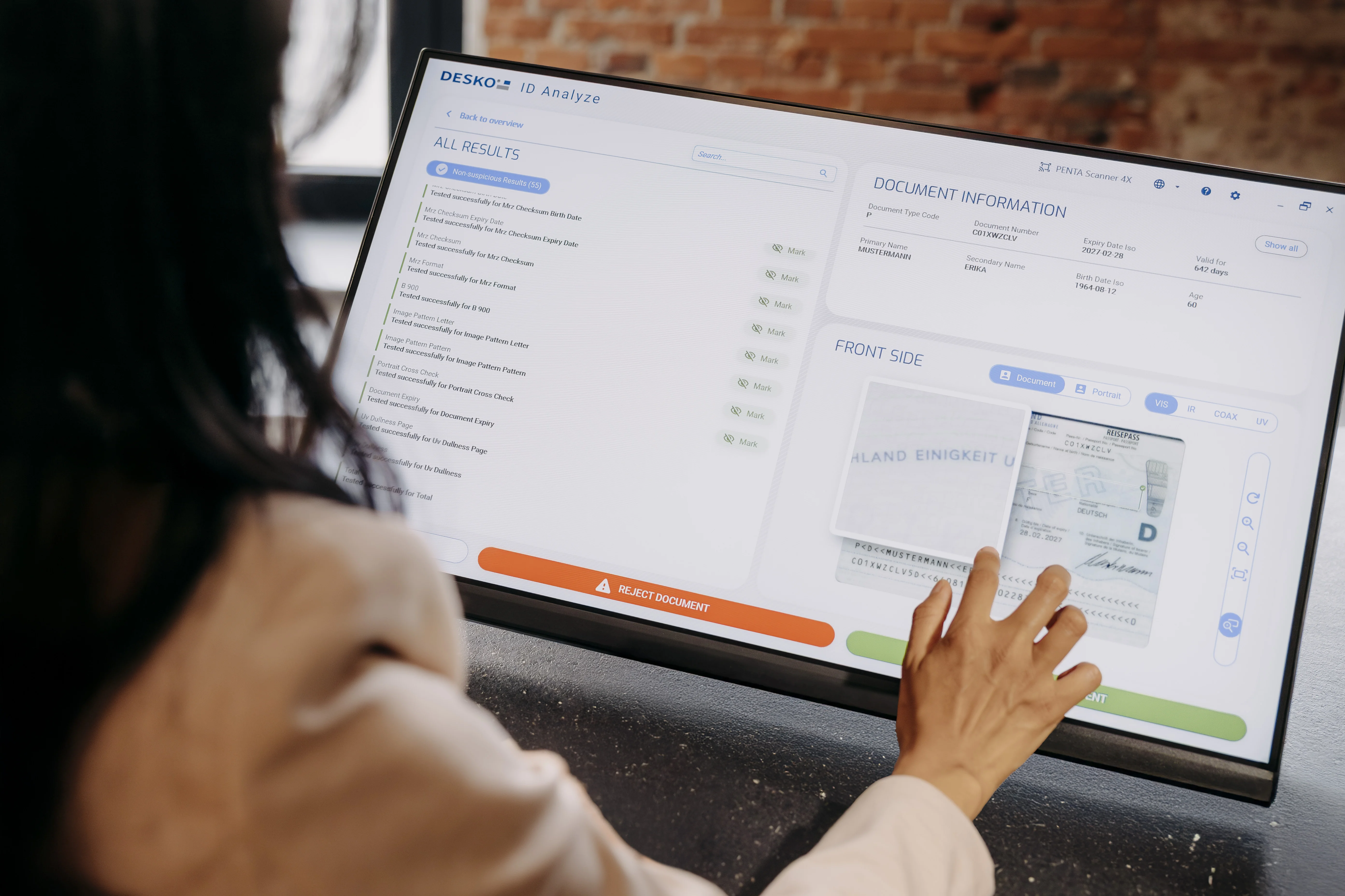 DESKO PENTA Scanner mit deutschem Reisepass