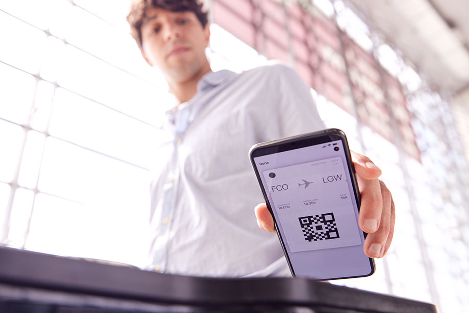 Mann scannt Barcode von seinem Handy an einem eGate
