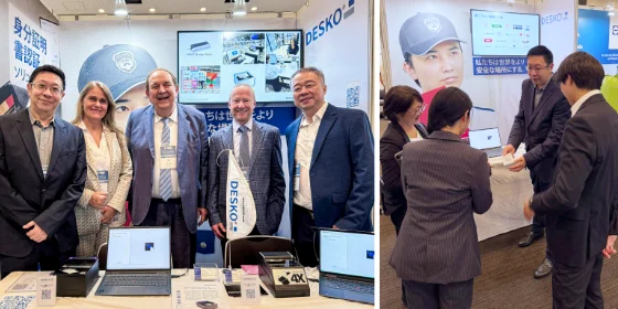 Stand de DESKO en la feria con foto del equipo internacional a la izquierda y situaci&oacute;n de consulta con los visitantes y demostraci&oacute;n del producto a la derecha.