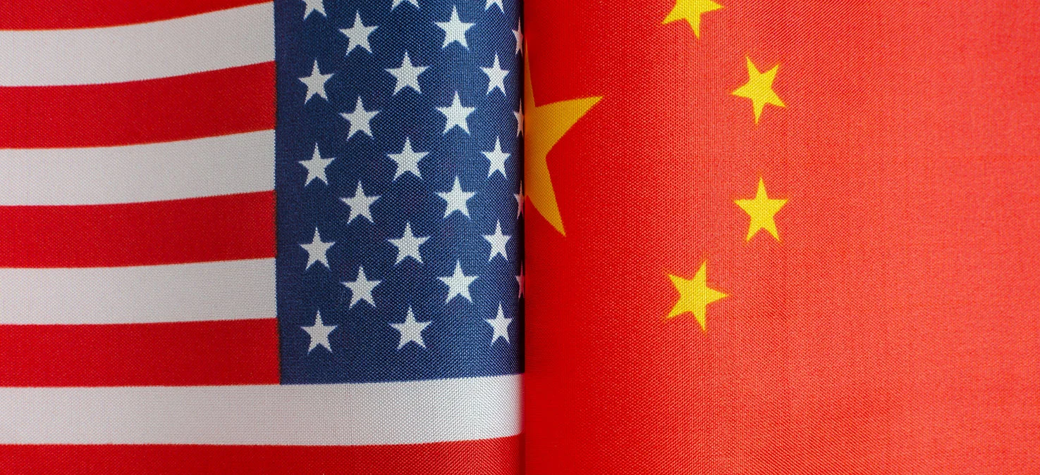 Flaggen der USA und China nebeneinander