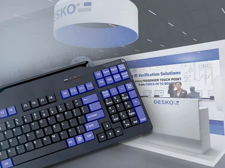 Die neue DESKO Tastatur schiebt sich von links unten vor eine Zeichung des PTE Messestandes