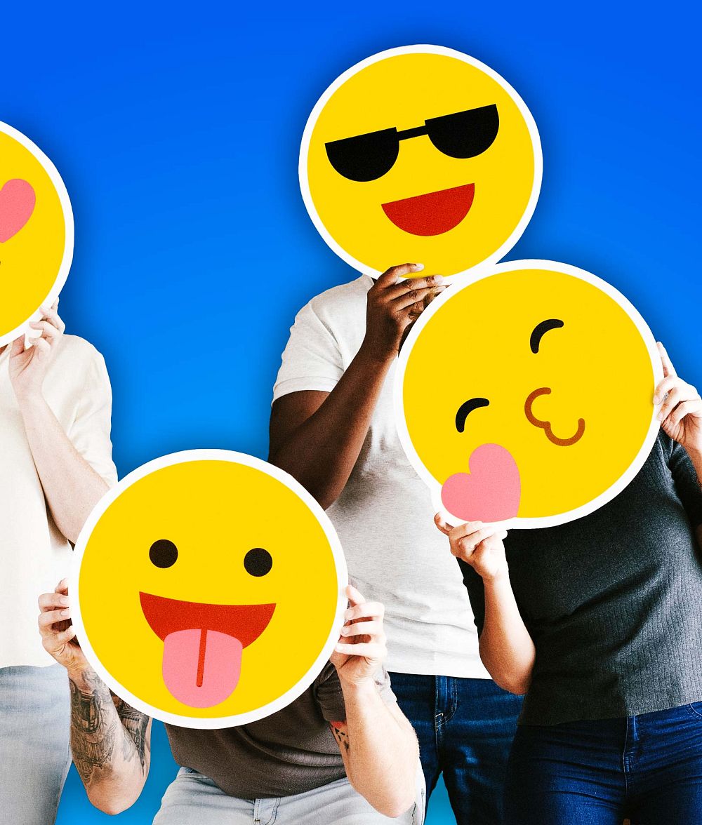 Hand hält eine leuchtende, digitale Weltkugel mit vernetzten Linien vor unscharfer Stadtkulisse.