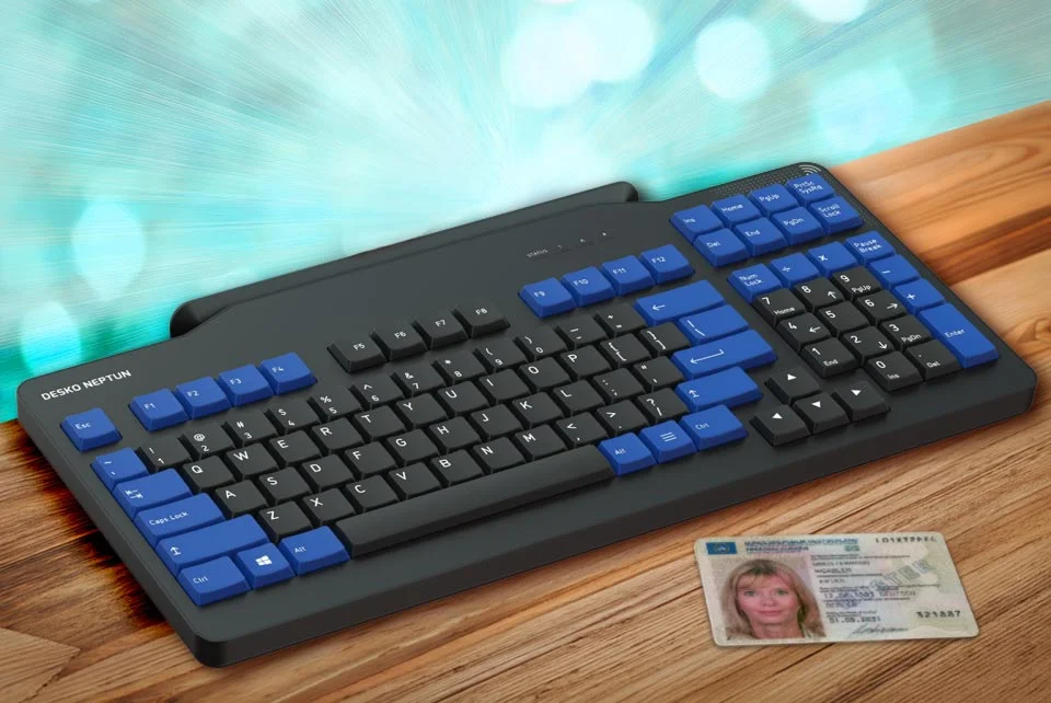 Clavier DESKO sur une surface en bois avec un badge &agrave; c&ocirc;t&eacute;