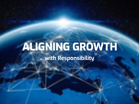 Inscription blanche « Aligning growth with responsibility » sur fond de globe terrestre bleu foncé
