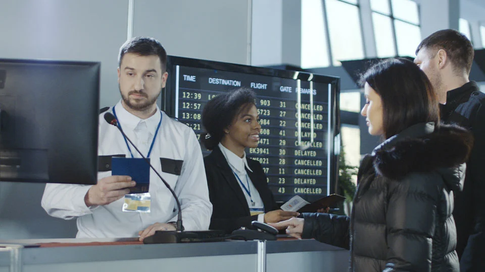 Control de pasaportes en el aeropuerto: un hombre comprueba un pasaporte