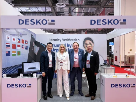 El equipo de DESKO para la feria se encuentra reunido en el stand de la PTE Asia 2026.