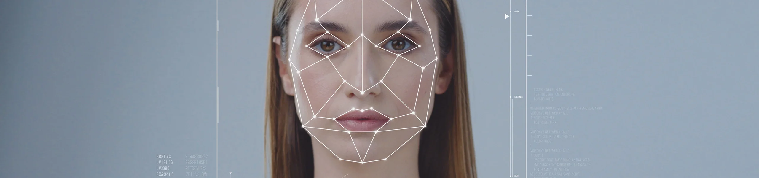 Retrato de una mujer cuyo rostro se superpone con l&iacute;neas geom&eacute;tricas para el reconocimiento facial biom&eacute;trico.