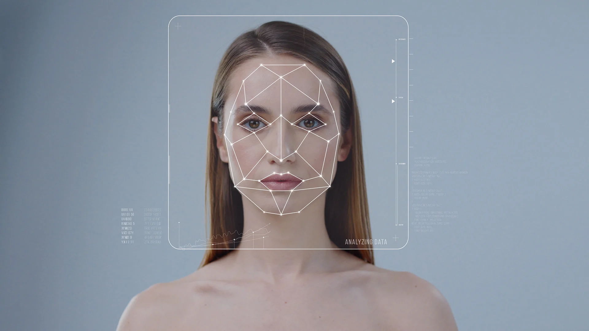 Retrato de una mujer cuyo rostro se superpone con l&iacute;neas geom&eacute;tricas para el reconocimiento facial biom&eacute;trico.
