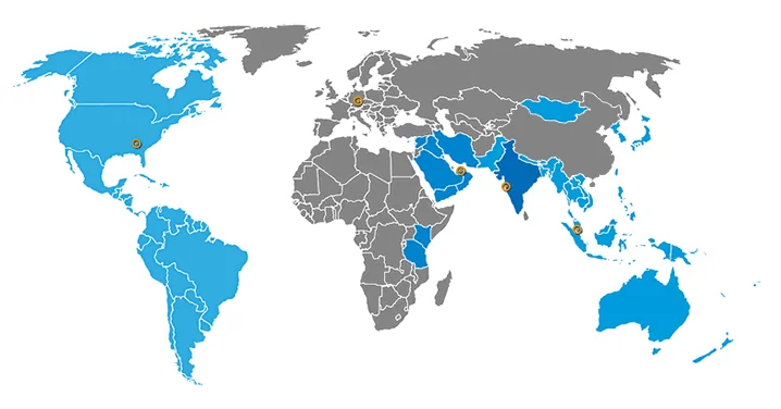 Carte du monde avec les pays mis en &eacute;vidence en bleu et les sites marqu&eacute;s qui repr&eacute;sentent la pr&eacute;sence internationale et le r&eacute;seau mondial.