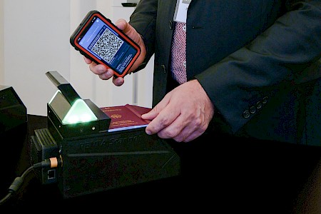 Le scanner de carte d'identité DESKO vérifie le certificat de vaccination et la carte d'identité en quelques secondes