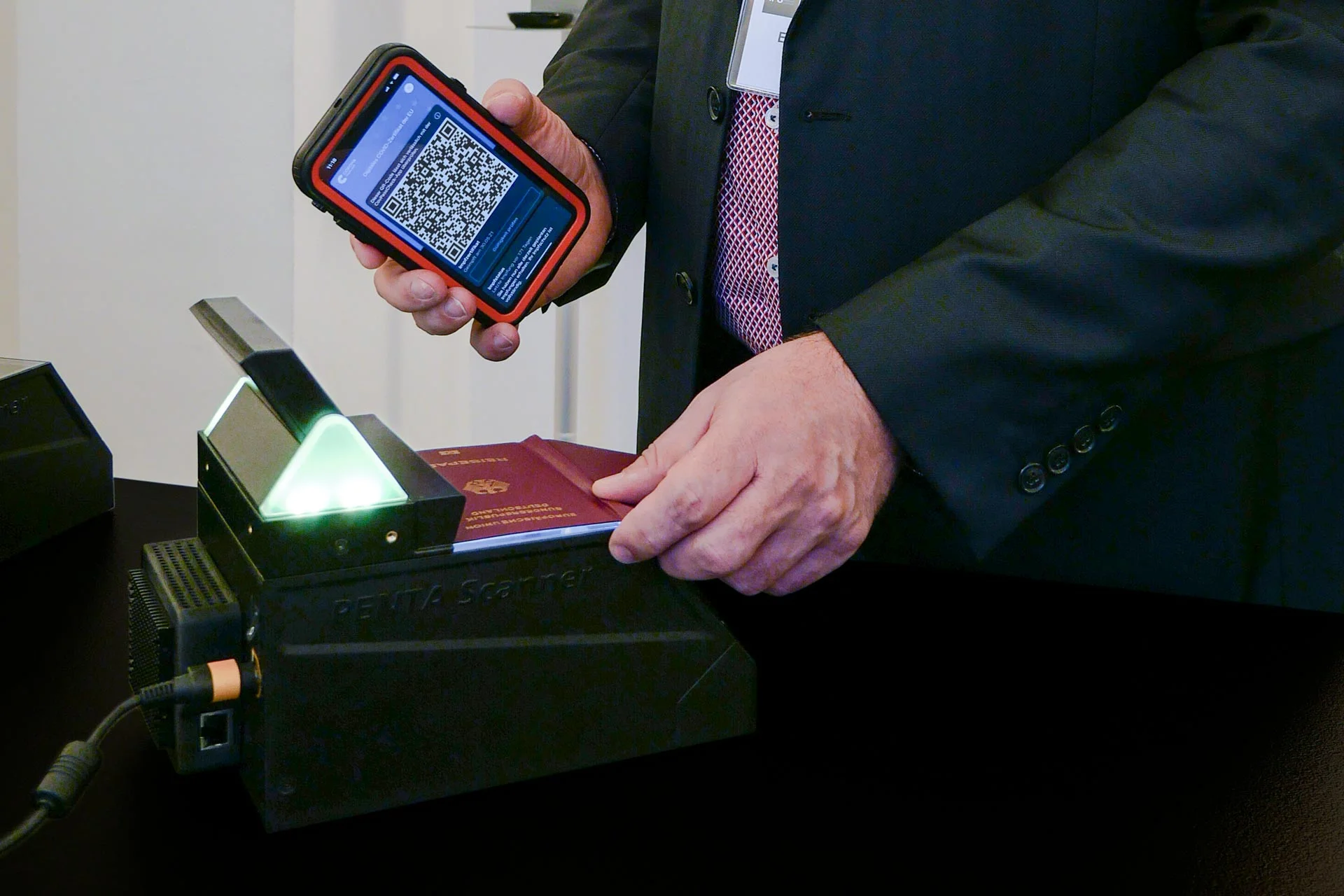 Le scanner de carte d'identit&eacute; DESKO v&eacute;rifie le certificat de vaccination et la carte d'identit&eacute; en quelques secondes