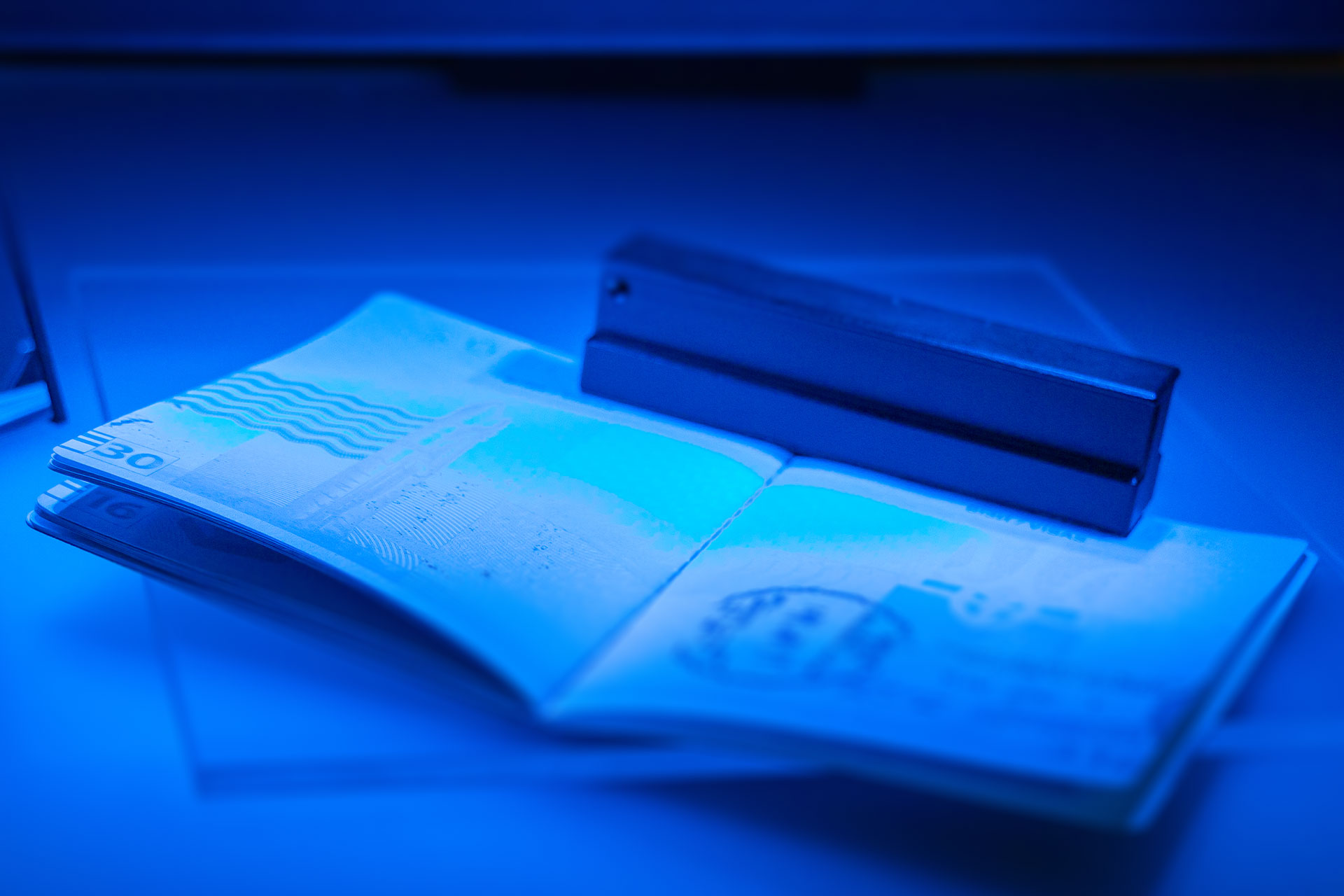 Lupe, Leuchte, Lampe? Mit welchem technischen Hilfsmittel lassen sich UV-Merkmale besser prüfen?