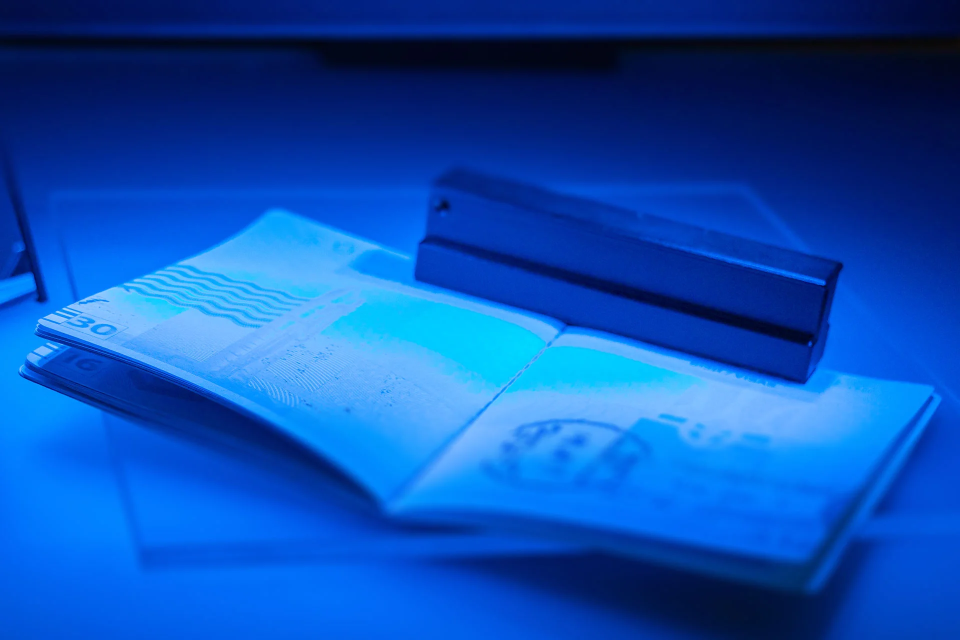 &iquest;Lupa, luz, l&aacute;mpara? &iquest;Qu&eacute; ayuda t&eacute;cnica es mejor para comprobar las caracter&iacute;sticas UV?