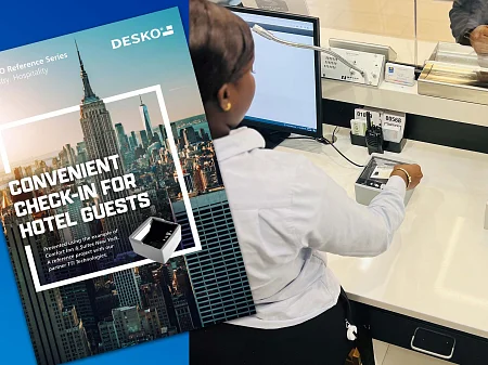 Hotel-Check-in mit DESKO Dokumentenscanner am Empfang, kombiniert mit Broschüre zu digitalem Gäste-Check-in.
