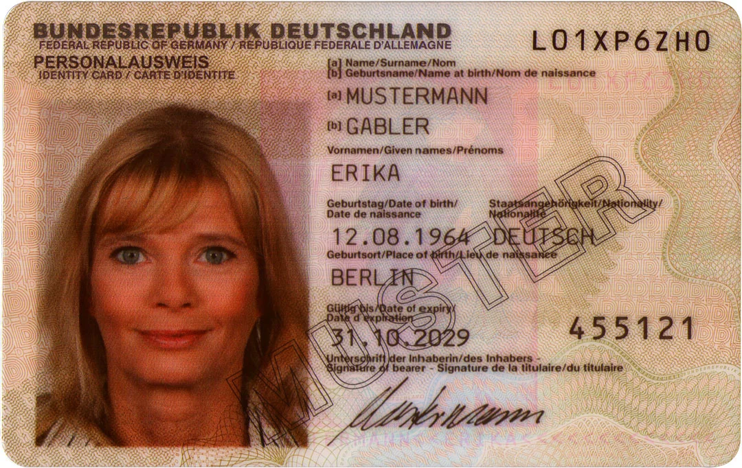 German ID card with portrait, personal data and visible security patterns in the original design.