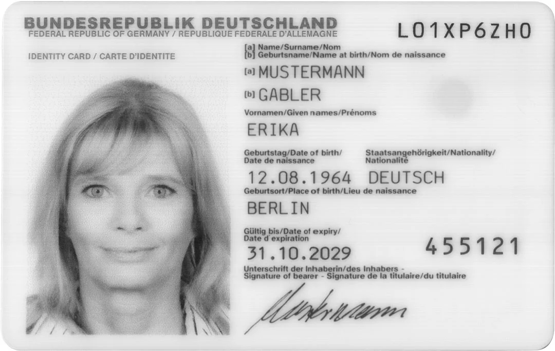 Greyscale scan of a German ID card with portrait, text fields and typical security features.